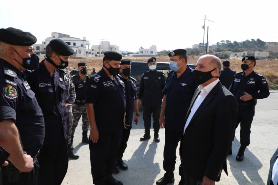 الحلالمة والحواتمة يطمئنان على سير الإجراءات الامنية امام عدد من مراكز الاقتراع