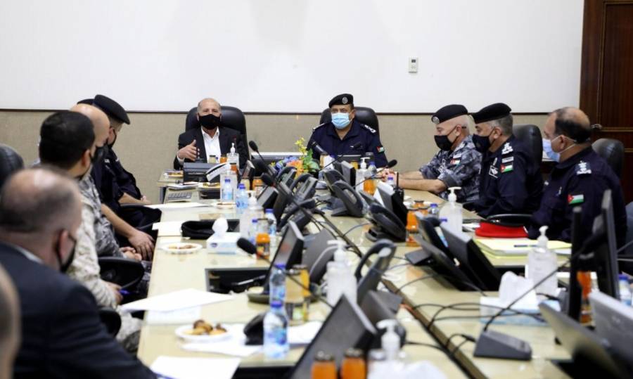 وزير الداخلية ومدير الأمن العام يطلعان على سير الاجراءات الامنية من غرف العمليات الرئيسية في مديرية الامن العام .