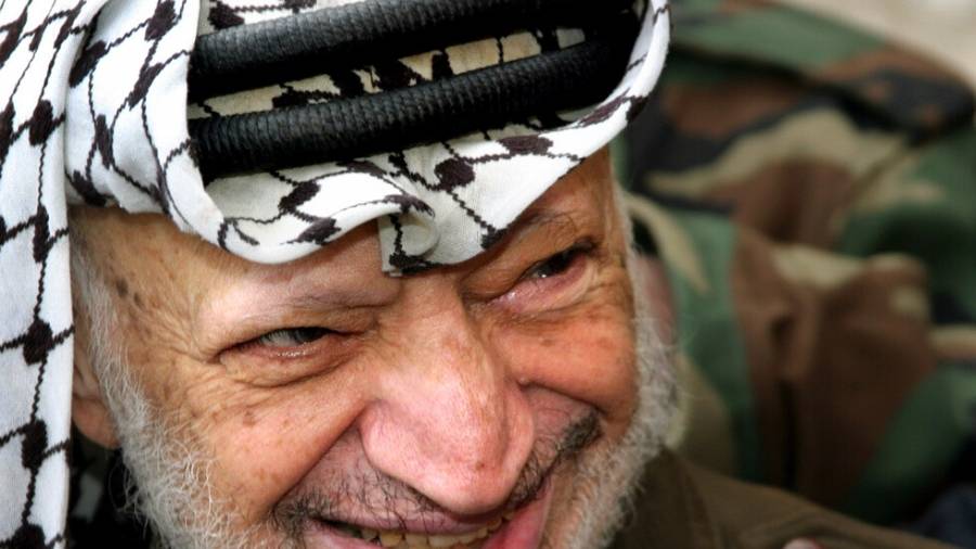 إسرائيل خططت لاغتيال عرفات بتفجير ملعب كرة قدم في بيروت