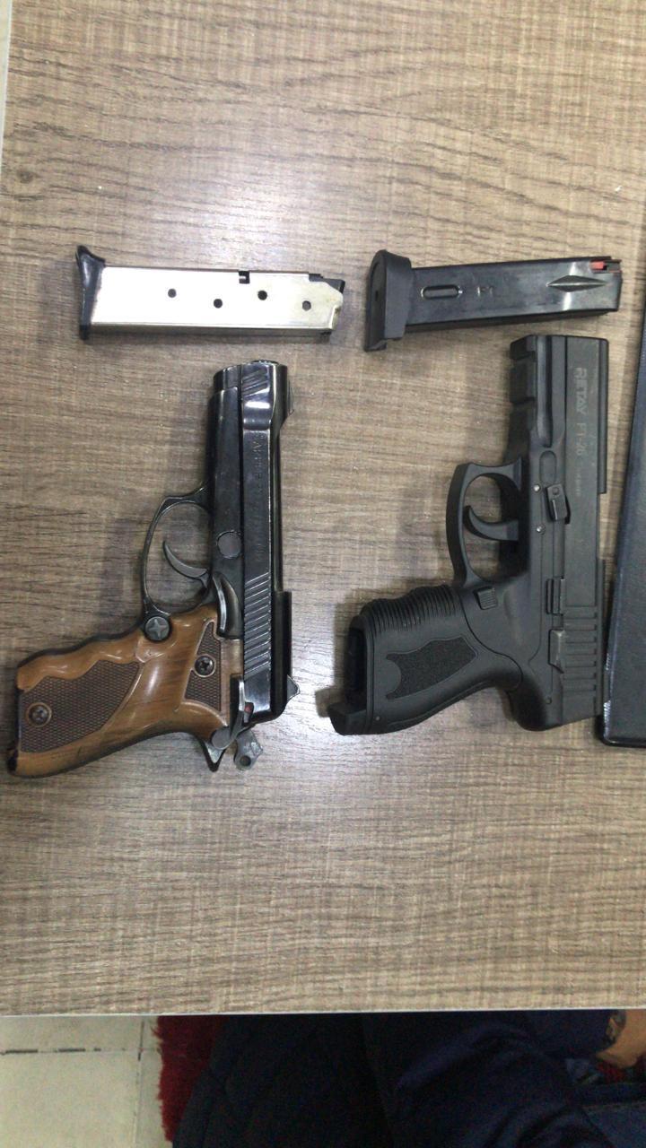 ضبط اربعة اسلحة نارية بحوزة ثلاثة اشخاص في  البادية الشمالية و اربد وعجلون... صور