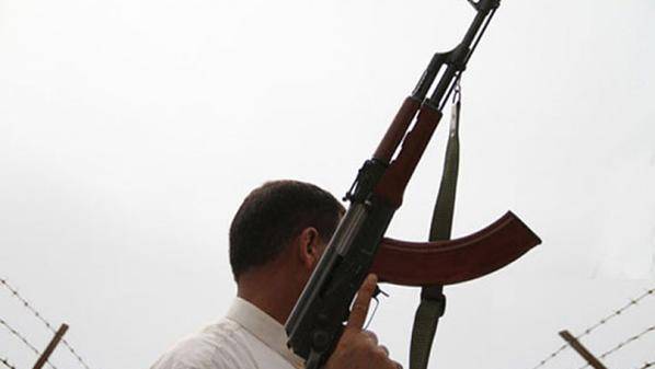 ضبط (5) أسلحة نارية بحوزة شخصين ظهروا بمقطع فيديو اثناء اطلاقهم العيارات النارية في اربد