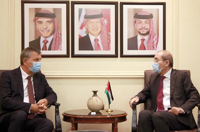 Safadi, Lazzarini discuss UNRWA funding