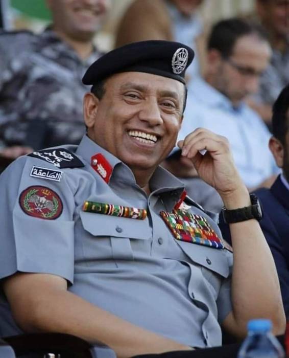 مدير الامن العام يُكرم الملازم أول الغويري الذي أنقذ الفتاة من اعلى جسر عبدون .