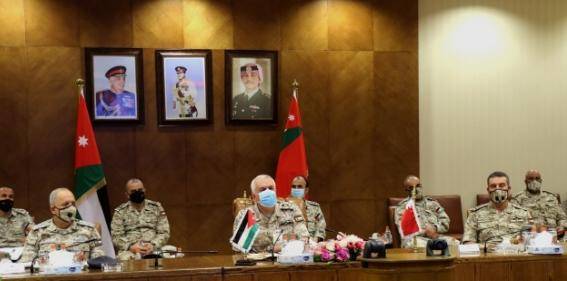 رئيس هيئة الأركان المشتركة يتابع اجتماعاً مع الجانب البحريني الشقيق عبر تقنية الاتصال المرئي
