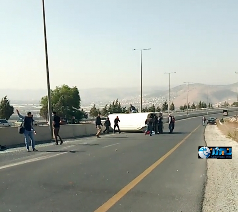 إصابة 9 أشخاص بتدهور باص في شارع الأردن