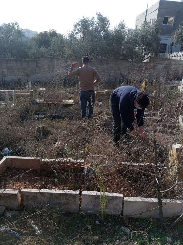 شباب من قرية فوعرا يقومون بتنظيف المقبرة... صور