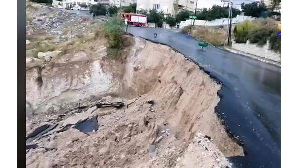 انهيار جدار استنادي في جرش.. صور