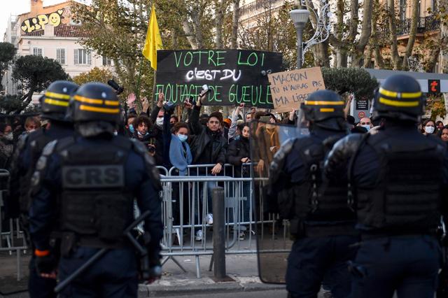 Demonstrators decry French bill to curb police images