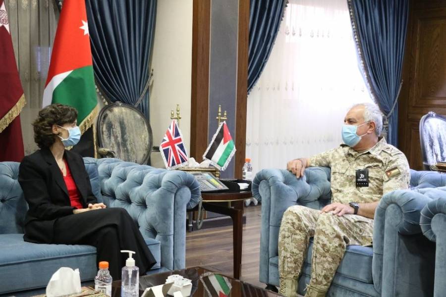 رئيس هيئة الأركان يستقبل السفيرة البريطانية