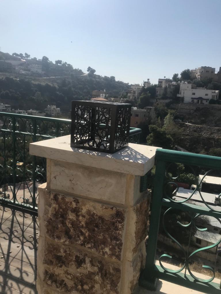 بلدية السلط تعيد تأهيل الإنارة المعتدى عليها... صور