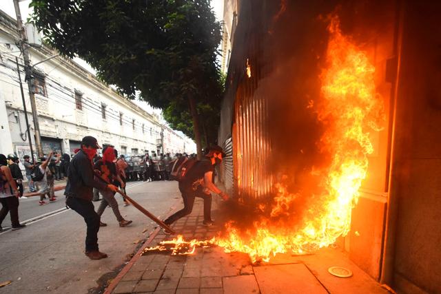 Protesters burn Guatemalan congress to demand president resign