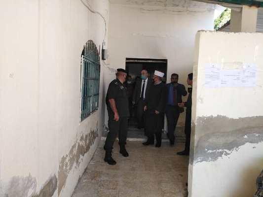 الخلايلة يوجه بسرعة صيانة المسجد المحترق