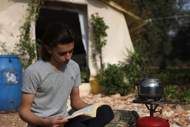 Tent and garden: Displaced Syria teen recreates lost family home