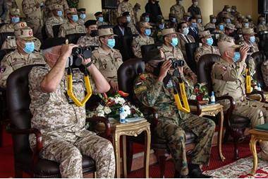 رئيس هيئة الأركان يتابع التمرين العسكري سيف العرب