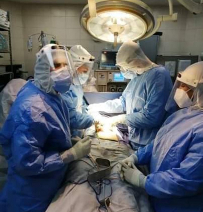 عملية جراحية طارئة في منطقة البطن لمصاب كورونا... 