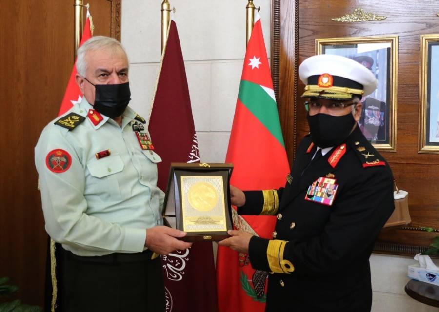 رئيس هيئة الأركان المشتركة يستقبل وفداً عسكرياً بحرينياً