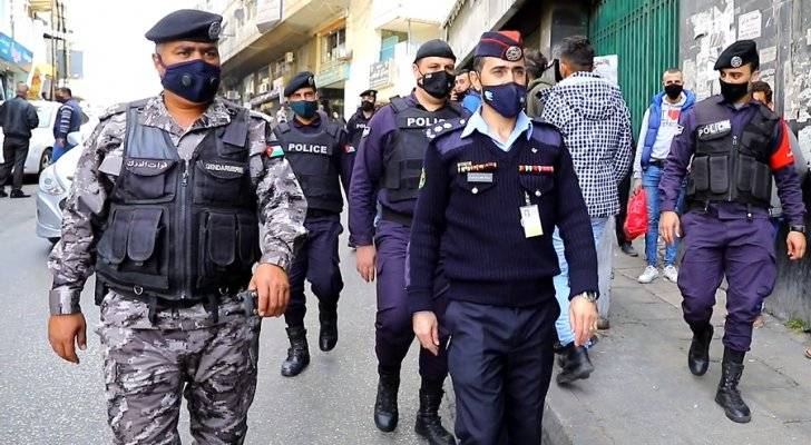 جولات أمنية لضبط المخالفين لاوامر الدفاع بوسط البلد في عمان