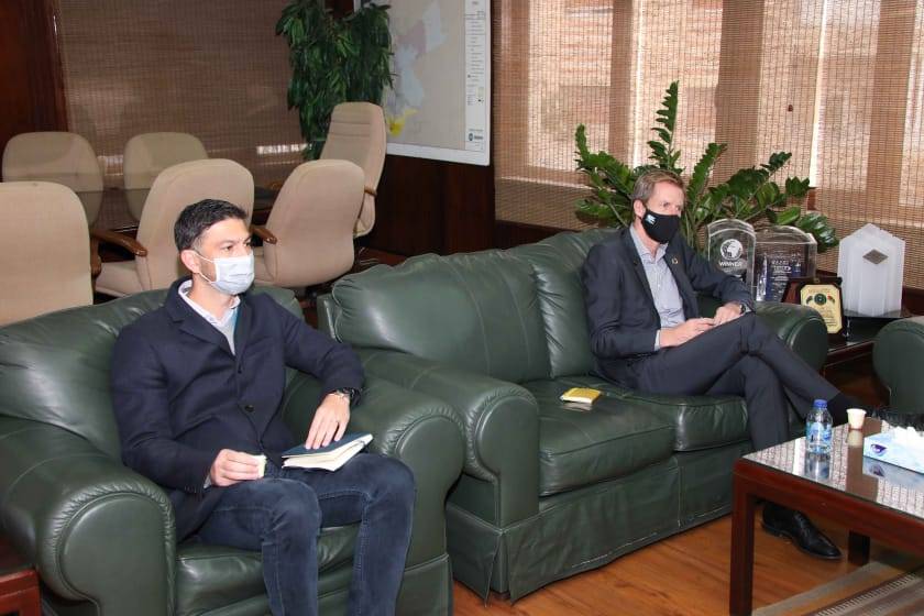 وزير المياه والري خلال لقاءه مع منسق الشؤون الانسانية في الأمم المتحدة