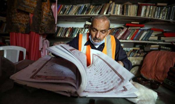 ابوزكريا.. يجمع الكتب التالفة لترميمها