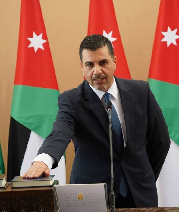 وزير المياه يتفقد ايصال المياه والصرف الصحي لمستشفى الأمير حمزة الميداني