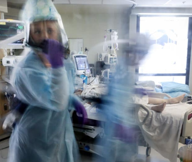 طبيب أردني موجهاً رسالة لـجماعة انت مصدق إنه في كورونا: انزل على المستشفى و ممكن تكون انت الصح و احنا الغلطانين