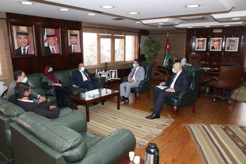 وزير المياه والري خلال لقاءه نقيب وعدد من اعضاء مجلس نقابة الجيولوجين