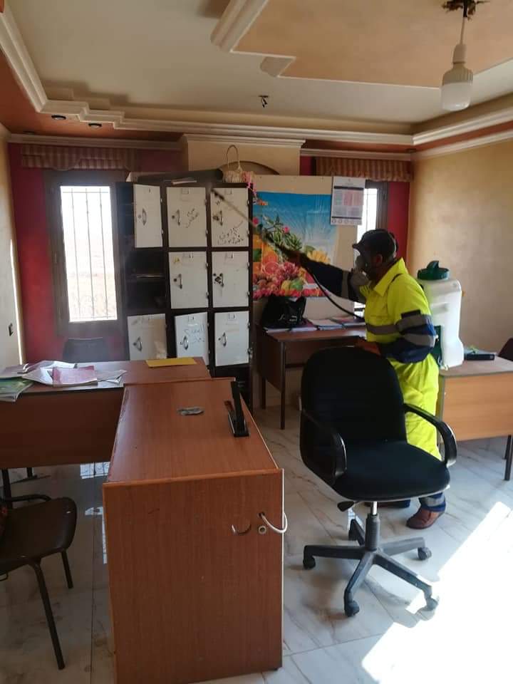 حملة تعقيم تنفذها بلدية المفرق الكبرى في الطرق والمرافق العامة