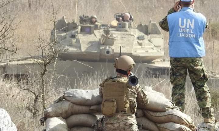 بالفيديو والصور .. جندي لبناني يتصدى لدبابة الاحتلال على الحدود .. واللبنانيون: هذا هو عيد الاستقلال