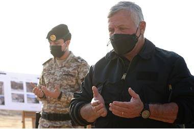 الملك يرافقه ولي العهد يتفقد مركز دفاع مدني شهداء البحر الميت