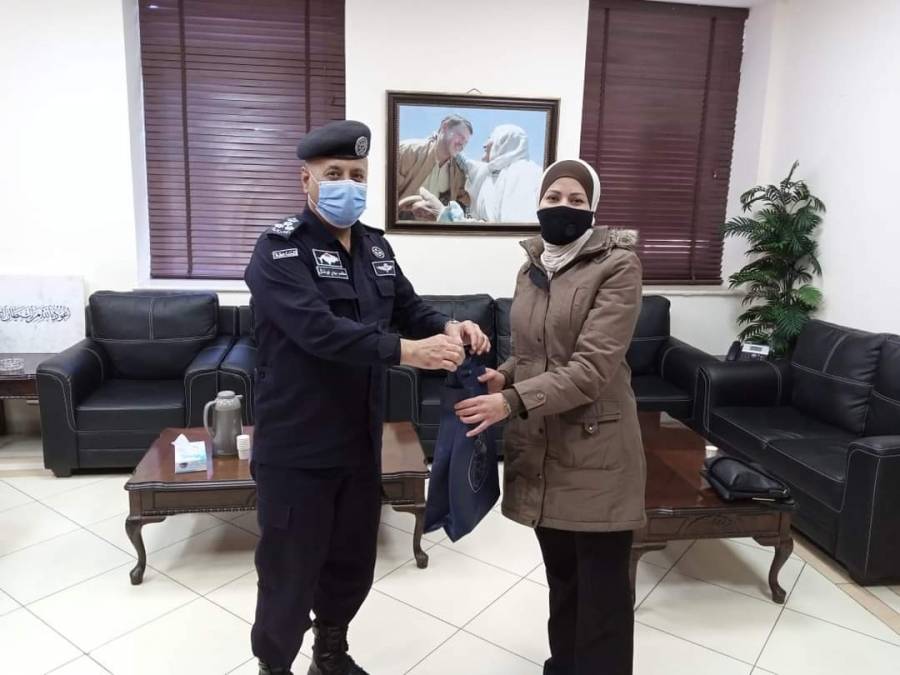 العميد الركن ابو شتال يكرم احدى مرتبات ادارة السير