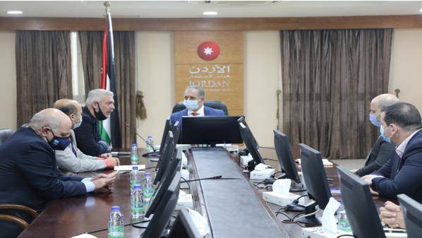 بحث تسهيل الإجراءات على المستثمرين