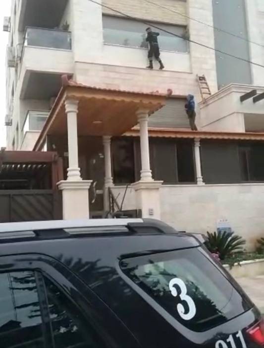 احدى دوريات النجدة تنقذ سيدة مسنة علقت في شرفة منزلها .