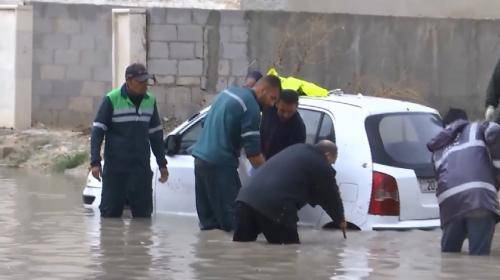 بالصور .. أعمال صبة خرسانية تتسبب باغلاق مناهل وغرق شارع في إربد بمياه الأمطار