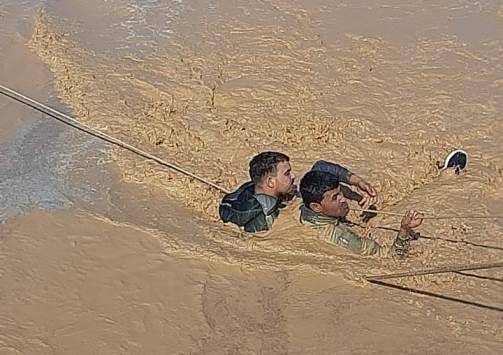 إنقاذ شخصين حاصرتهما مياه السيول بالزرقاء