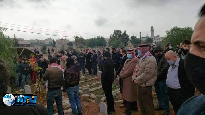 المئات من أهالي منطقة الصريح يشيعون الشاب المتوفى جراء إصابته بعيار ناري طائش