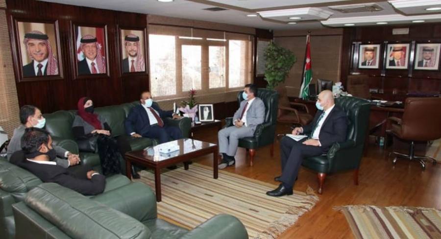 وزير المياه والري يؤكد أهمية صرف مستحقات المقاولين