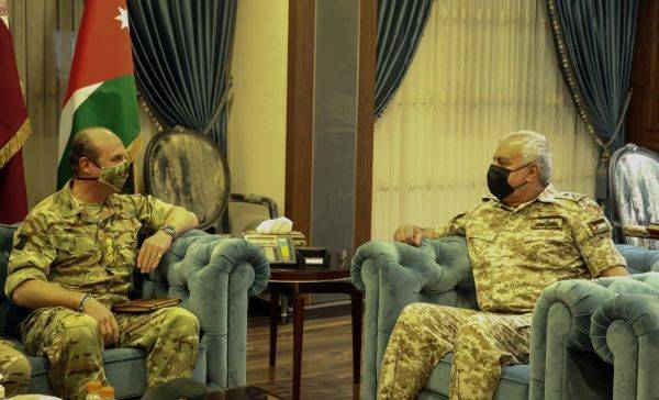 رئيس هيئة الأركان المشتركة يستقبل وفداً عسكرياً بريطانياً