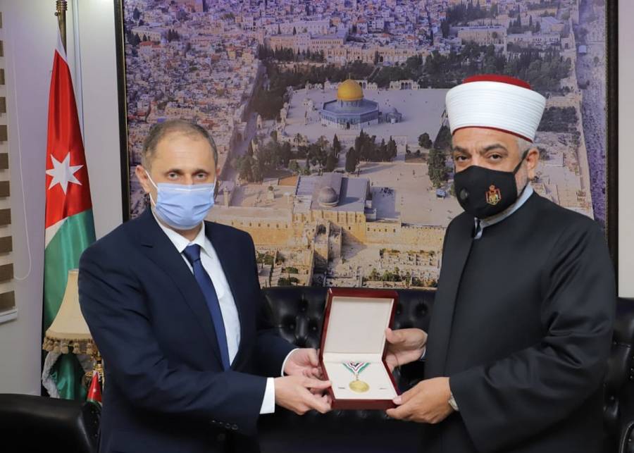 وزير الأوقاف يتسلم الميدالية الذهبية لفوز الوزارة بمسابقة أسبوع الوئام