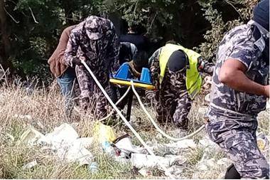 الدفاع المدني ينقذ شخصاً تدهورت مركبته في منحدر