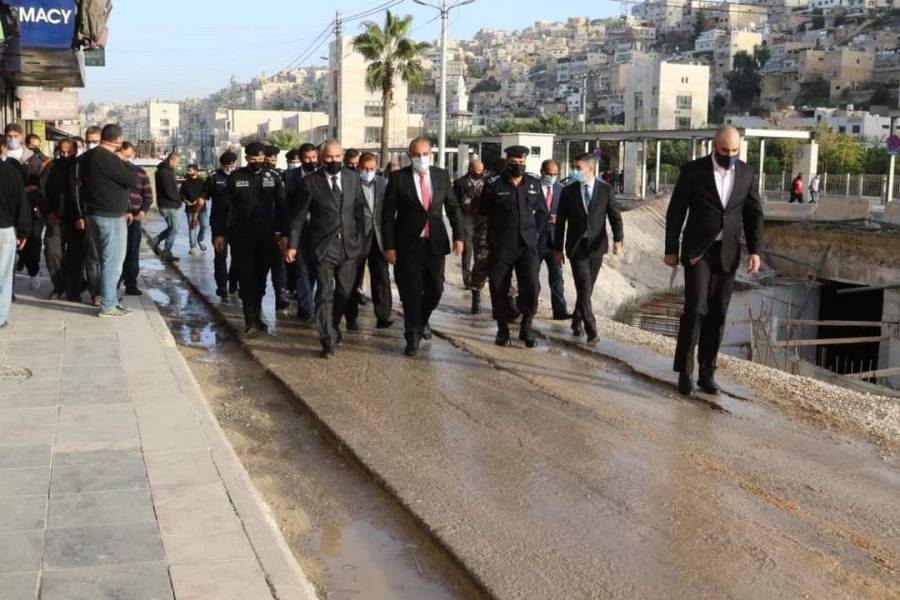 وزير الداخلية يتفقد مشروع شبكات تصريف مياه الأمطار في وسط البلد