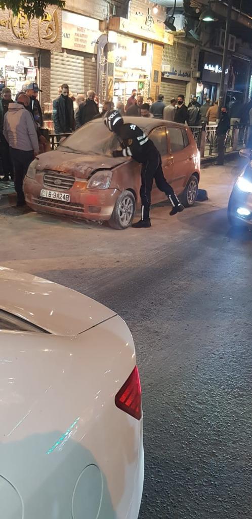 مدير الامن العام يكرم ثلاثة من مرتبات إدارة السير أنقذوا سيدة واطفالها بعد ان اشتعلت النيران بمركبتهم في وسط العاصمة .