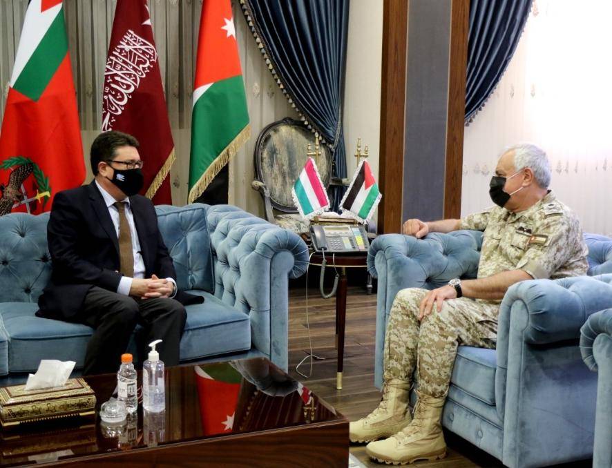 رئيس هيئة الأركان المشتركة يستقبل السفير الهنغاري