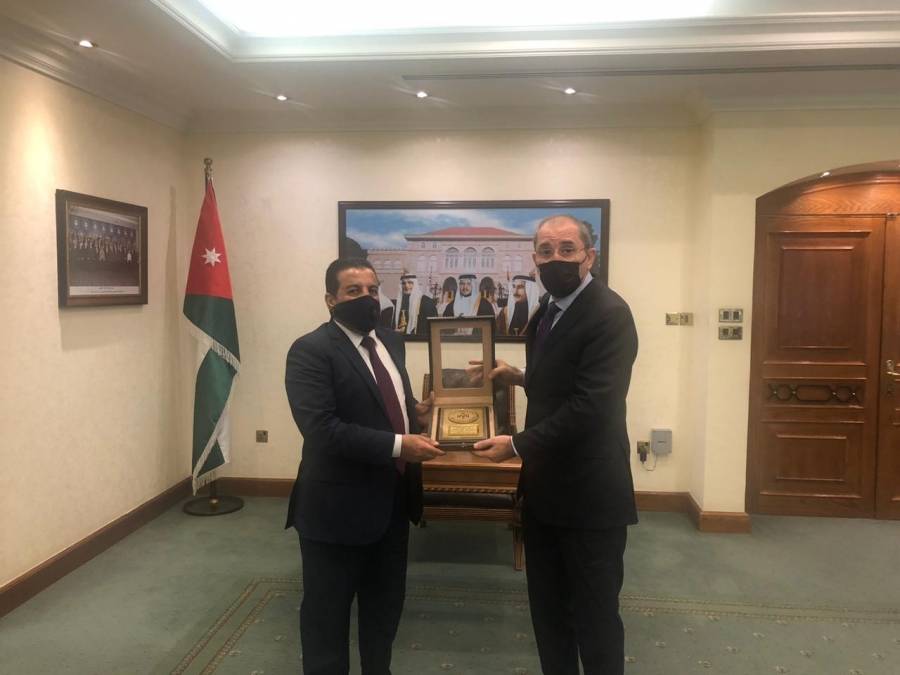 نائب رئيس الوزراء ووزير الخارجية وشؤون ألمغتربين يكرم الماضـي