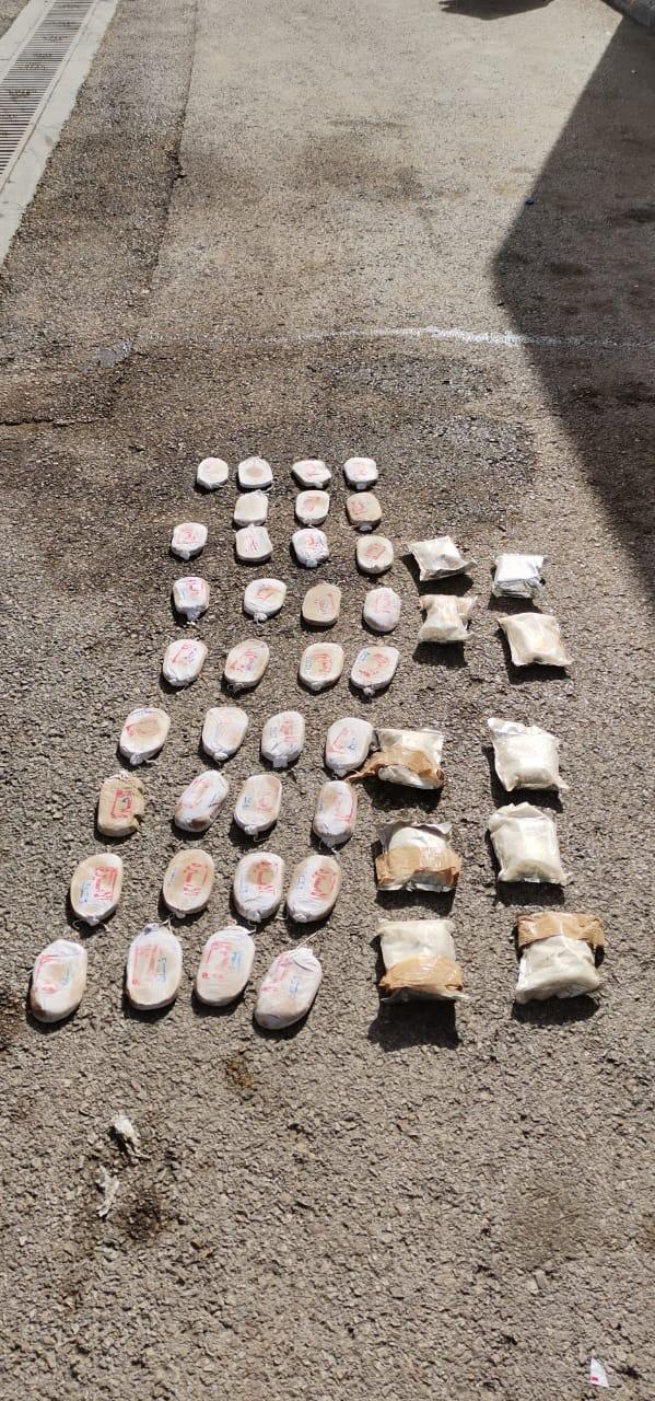ضبط 35 كفاً من مادة الحشيش المخدرة و20 الف حبة مخدرة بحوزة تاجر للمواد المخدرة في البادية الوسطى.. صور