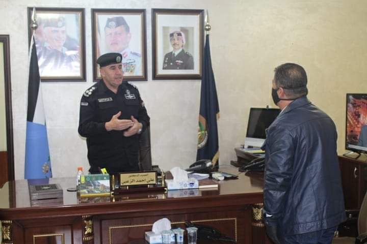 العميد الزعبي يكرم مواطن لأمانته