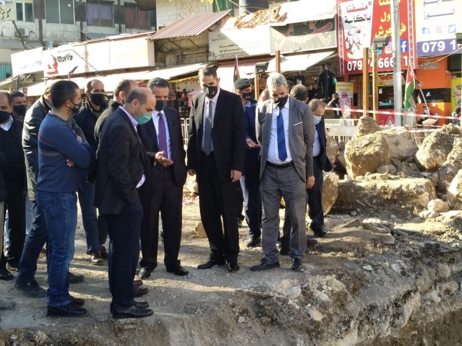 وزير السياحة يتفقد البقايا الأثرية التي اكتشفت في حفريات وسط البلد
