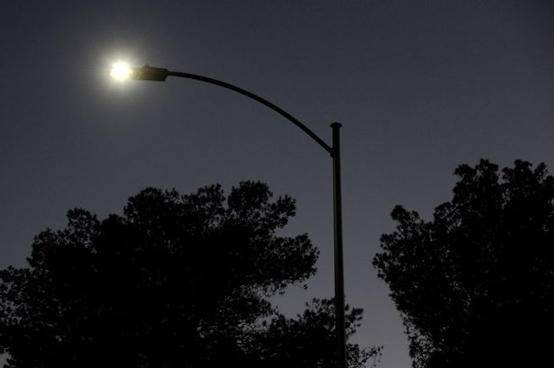 كهرباء إربد تبرر عدم صيانة إنارة الشوارع