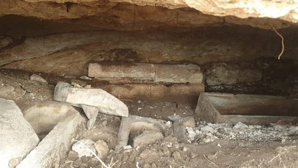 العثور على قبور اثرية في اربد (صور)