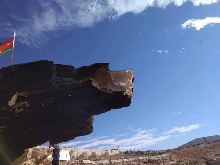 الامن العام : نحقق في حادثة الاعتداء وتحطيم اجزاء من صخرة ذيبان ..صور