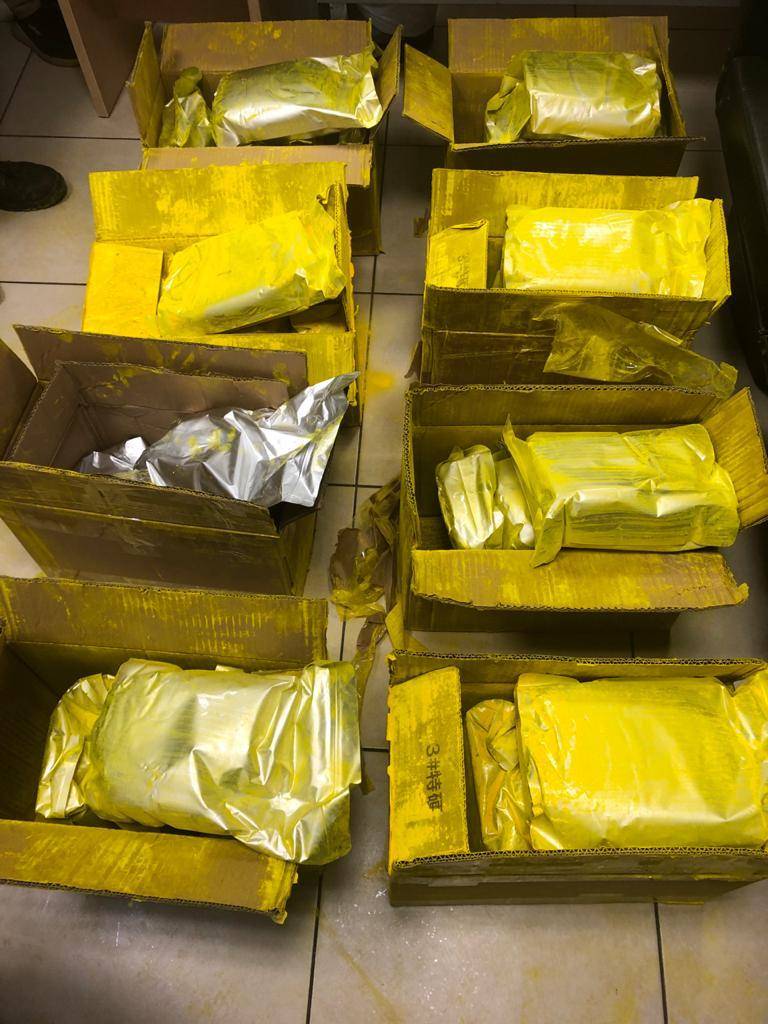 احباط محاولتي تهريب مخدرات في المطار